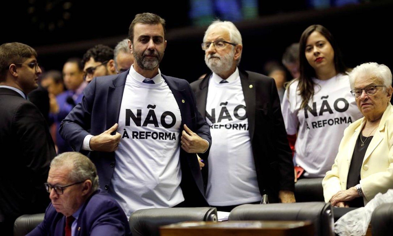 Deputados da oposição vestem camisas com a inscrição "Não à reforma" Foto: ADRIANO MACHADO / REUTERS