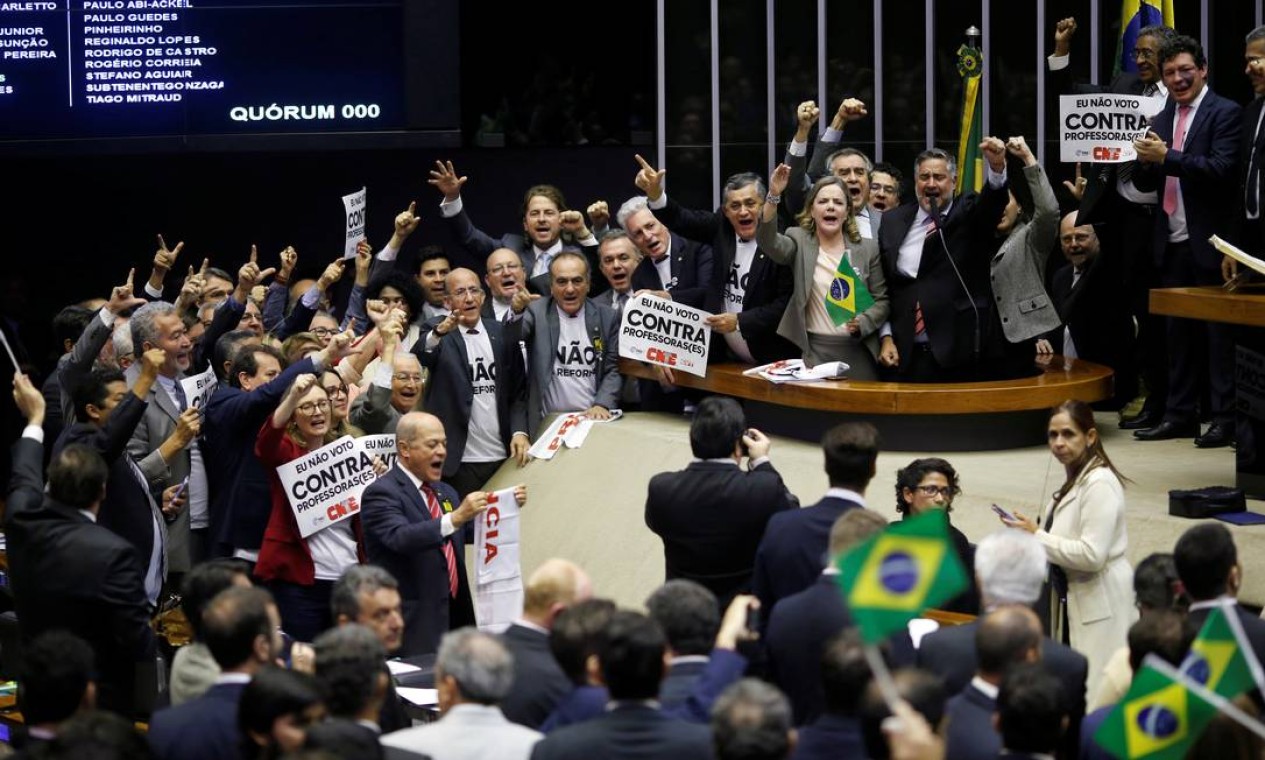 Deputados da oposição se manifestam contra a votação da reforma da Previdência Foto: ADRIANO MACHADO / REUTERS