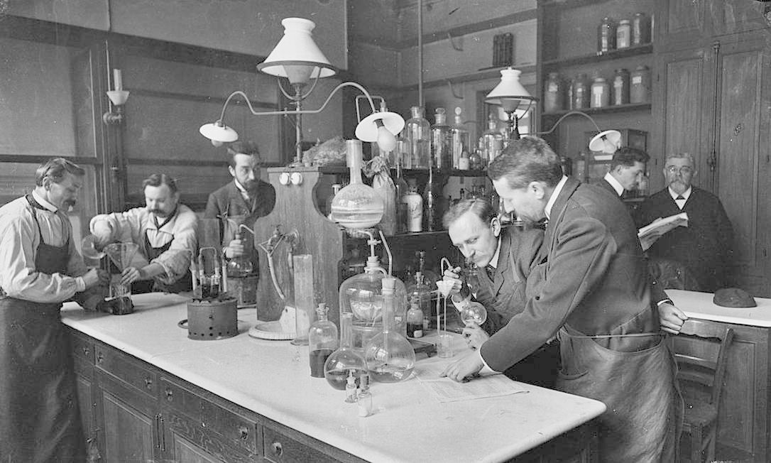 Cientistas em laboratório de química na Universidade de Sorbonne, Paris. Fotografia tirada por volta de 1890 Foto: ND / Roger Viollet via Getty Images