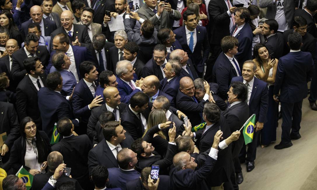 Deputados comemoram aprovação da reforma da Previdência na Câmara Foto: Daniel Marenco / Agência O Globo
