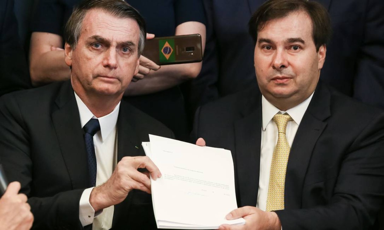 Presidente da República, Jair Bolsonaro entrega para Rodrigo Maia o documento da PEC da Reforma da Previdência Social Foto: Marcos Corrêa / Agência O Globo