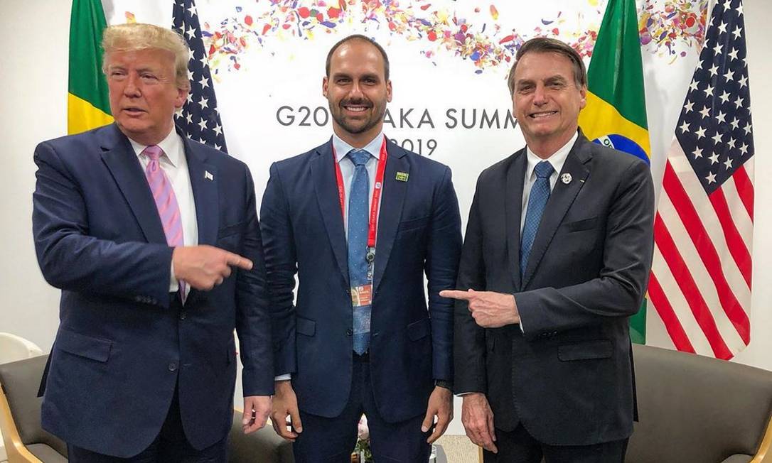 Donald Trump, Eduardo Bolsonaro e Jair Bolsonaro durante a cúpula do G-20 no Japão Foto: Reprodução / Twitter