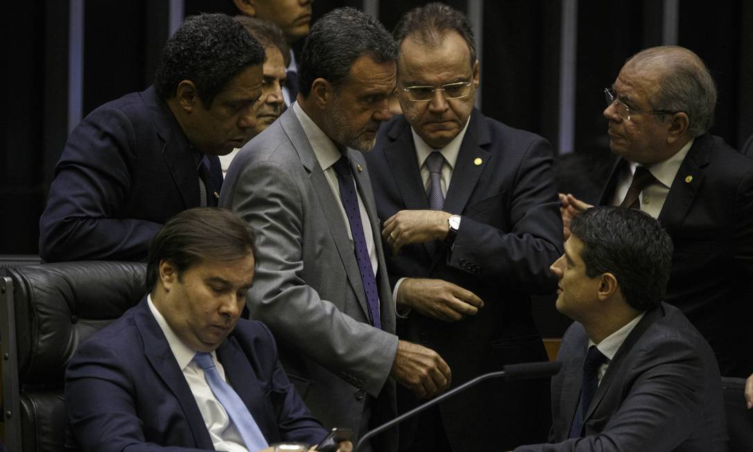 Deputados conversam durante votação da reforma da Previdência: Casa quer priorizar pautas econômicas Foto: Daniel Marenco / Agência O Globo