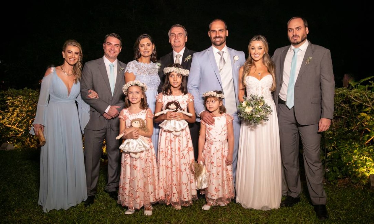 Eduardo no casamento com Heloísa Wolf, neste ano; ele completou 35 anos em julho, preenchendo assim um dos requisitos para ser embaixador Foto: Agência O Globo