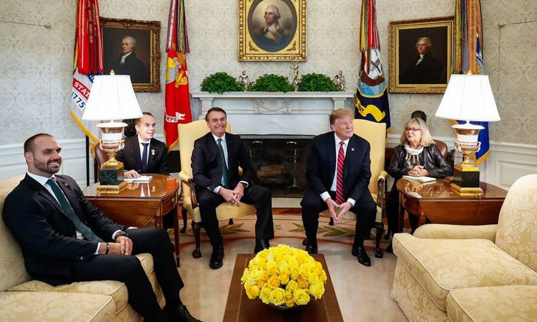 Eduardo Bolsonaro no Salão Oval da Casa Branca com Donald Trump e o pai durante visita oficial do presidente aos Estados Unidos: chanceler Ernesto Araújo ficou de fora Foto: Reprodução/Twitter
