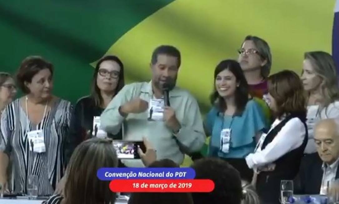 Presidente do PDT, Carlos Lupi discursa em Convenção Nacional da sigla ao lado da deputada Tabata Amaral Foto: Reprodução/Twitter