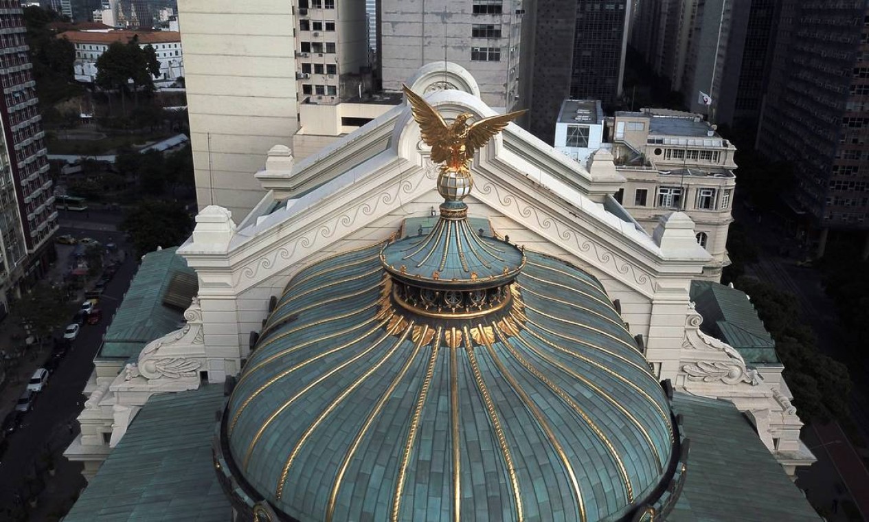 A águia dourada foi originalmente esculpida em cobre. Na reforma de 2010, foi revestida por 8.000 folhas de ouro. Foto: Custódio Coimbra / Agência O Globo