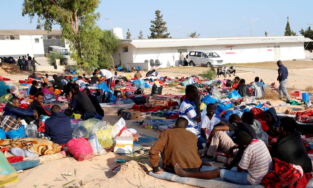 Imigrantes esperam no pátio de um centro de detenção no subúrbio de Tajoura, em Tripoli, Líbia Foto: Ismail Zetouni / REUTERS
