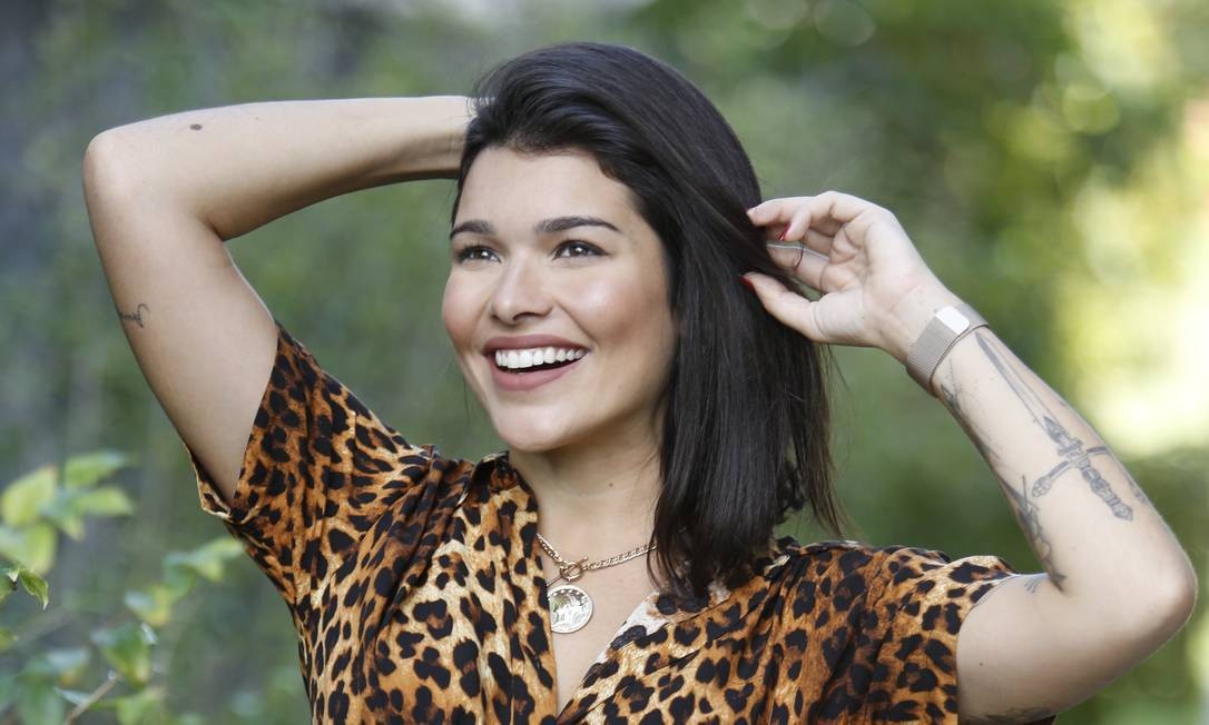 Conheça a Lary, cantora niteroiense que conquistou milhões no ...