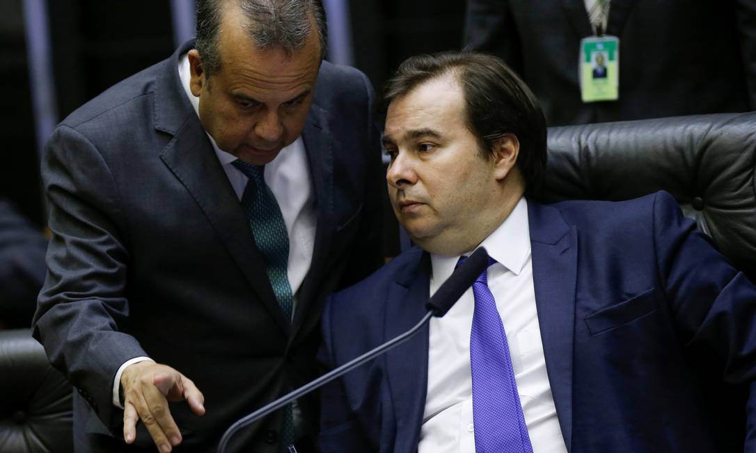 Brazil's Lower House President Rodrigo Maia speak with Brazil's Secretary of Social Security Rogerio Marinho during a session to vote the pension reform bill at plenary of the Chamber of Deputies in Brasilia, Brazil July 10, 2019. REUTERS/Adriano Machado Foto: ADRIANO MACHADO / REUTERS