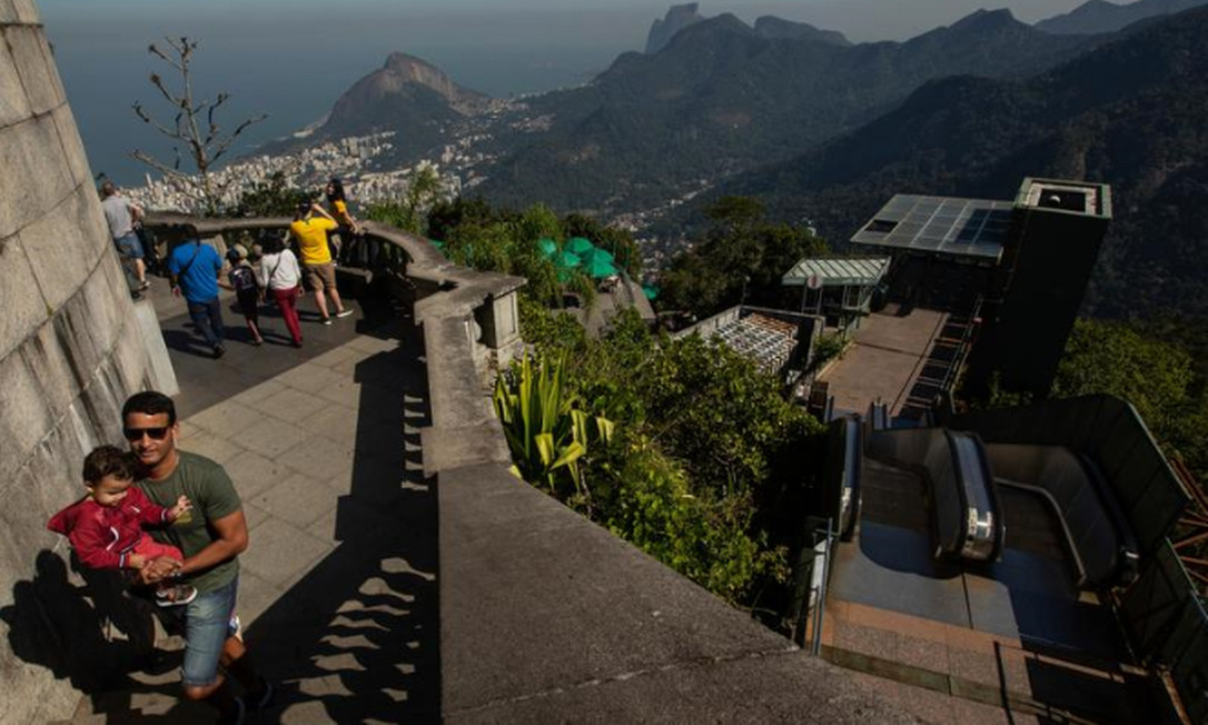As escadas rolantes que estão paradas desde abril: opção é enfrentar 220 degraus Foto: Brenno Carvalho / Agência O GLOBO