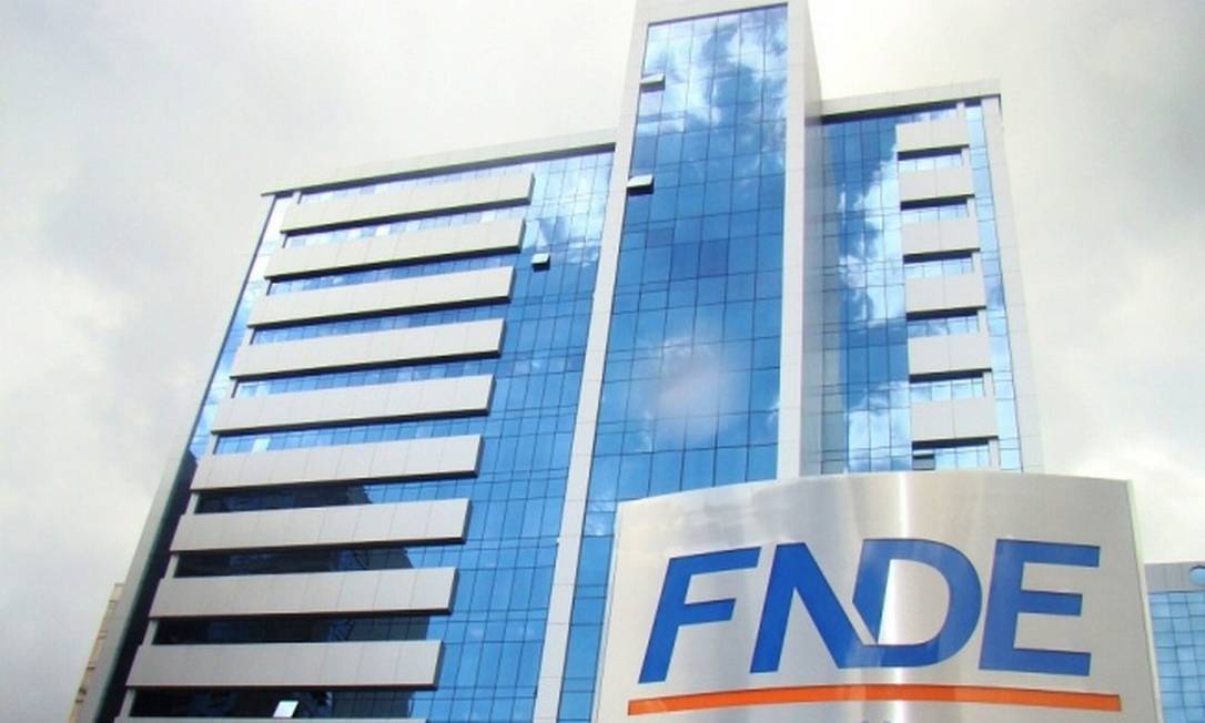 FNDE Contratou Empresa Para Limpar Fachada, Mas Prédio Não Aguenta ...