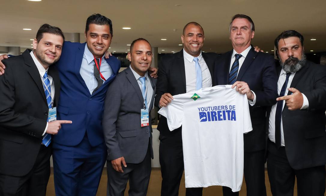 Bolsonaro exibe camisa que faz alusão aos 'youtubers de direita', durante encontro com o grupo no último dia 4 Foto: Marcos Corrêa/Presidência