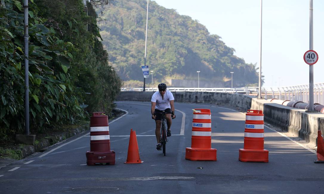 Ciclista passa em meio aos cones de interdição da Niemeyer Foto: Guilherme Pinto / Agência O Globo