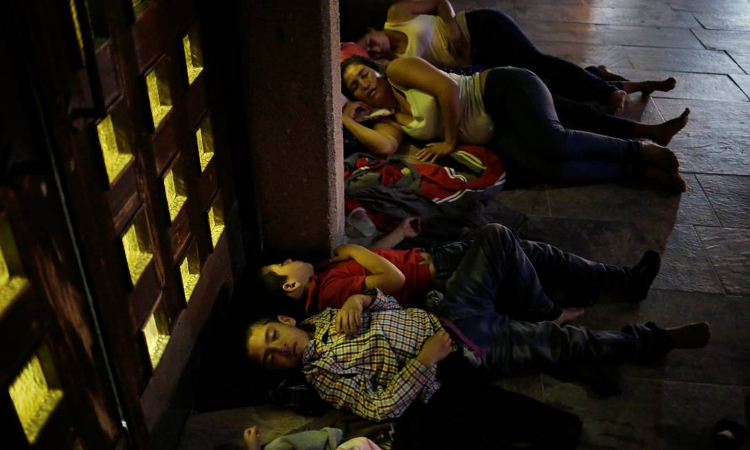 Imigrantes da América Central, que retornaram ao México vindo dos Estados Unidos, dormem do lado de fora da Catedral de Nossa Senhora de Guadalupe em Ciudad Juarez, México Foto: JOSE LUIS GONZALEZ / REUTERS