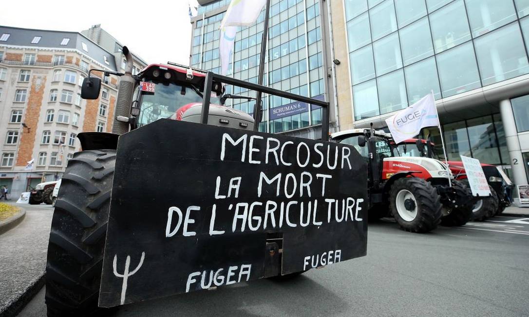 Agricultores europeus fazem protesto, em Bruxelas, contra o Acordo entre a UE e o Mercosul. No trator, os dizeres: "Mercosul, a morte da agricultura" Foto: Dursun Aydemir / Anadolu | Getty Images