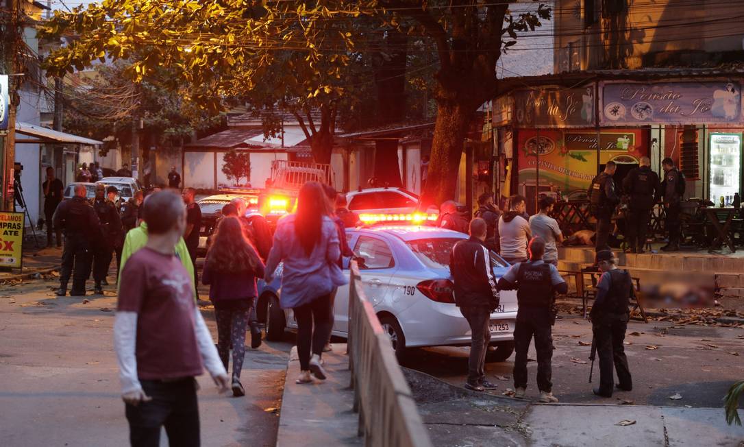 Morte de Robocop: peritos na cena do crime, que aconteceu em plena tarde em um bar no Anil, em 2019 Foto: Domingos Peixoto / Agência O GLOBO