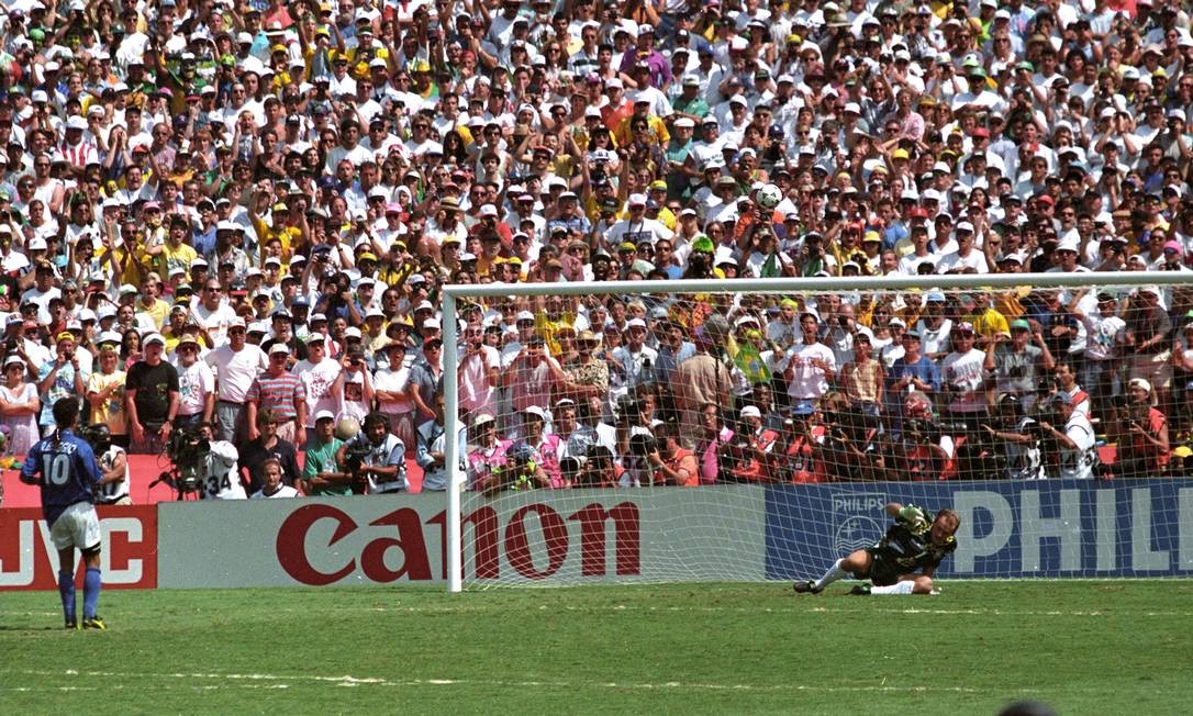 RomÃ¡rio nÃ£o marcou mais com a bola rolando. Mas ainda balanÃ§aria as redes uma Ãºltima vez na disputa de pÃªnaltis, contra a ItÃ¡lia. Na decisÃ£o da Copa, que terminou em 0 a 0, quem perdeu o pÃªnalti foi Roberto Baggio Foto: AnÃ­bal Philot / AgÃªncia O Globo