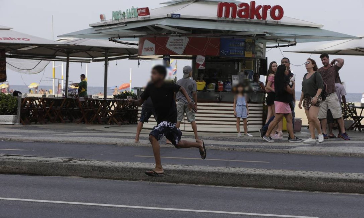 Após ação, menino atravessa Avenida Atlântica correndo Foto: Domingos Peixoto / Agência O Globo