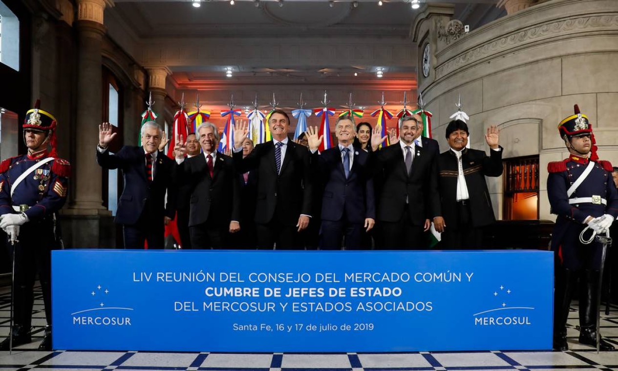 Na foto oficial da 54ª Cúpula de Chefes de Estado do Mercosul, todos os presidentes levantaram a mão direita, enquanto o boliviano Evo Morales levantou a esquerda. Bolsonaro brincou e pediu para que ele trocasse a mão Foto: Alan Santos / PR