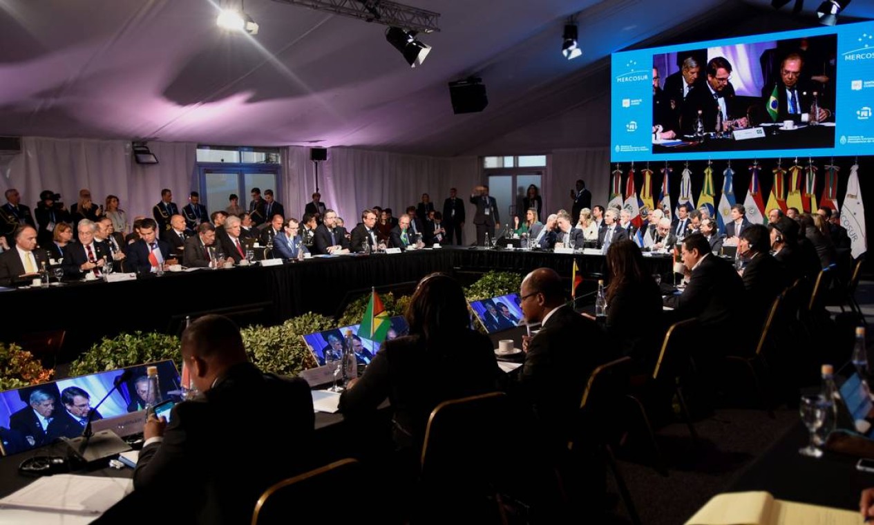 Bolsonaro discursa na 54ª cúpula do Mercosul, quando o Brasil assumiu a Presidência temporária do grupo Foto: HANDOUT / REUTERS