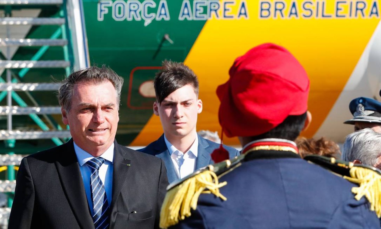 Presidente Jair Bolsonaro desembarca no aeroporto de Sauce Viejo com seu filho mais novo, Jair Renan, de 20 anos, que foi apresentado como "embaixador mirim". É a primeira viagem internacional do jovem com o pai Foto: Alan Santos / Agência O Globo