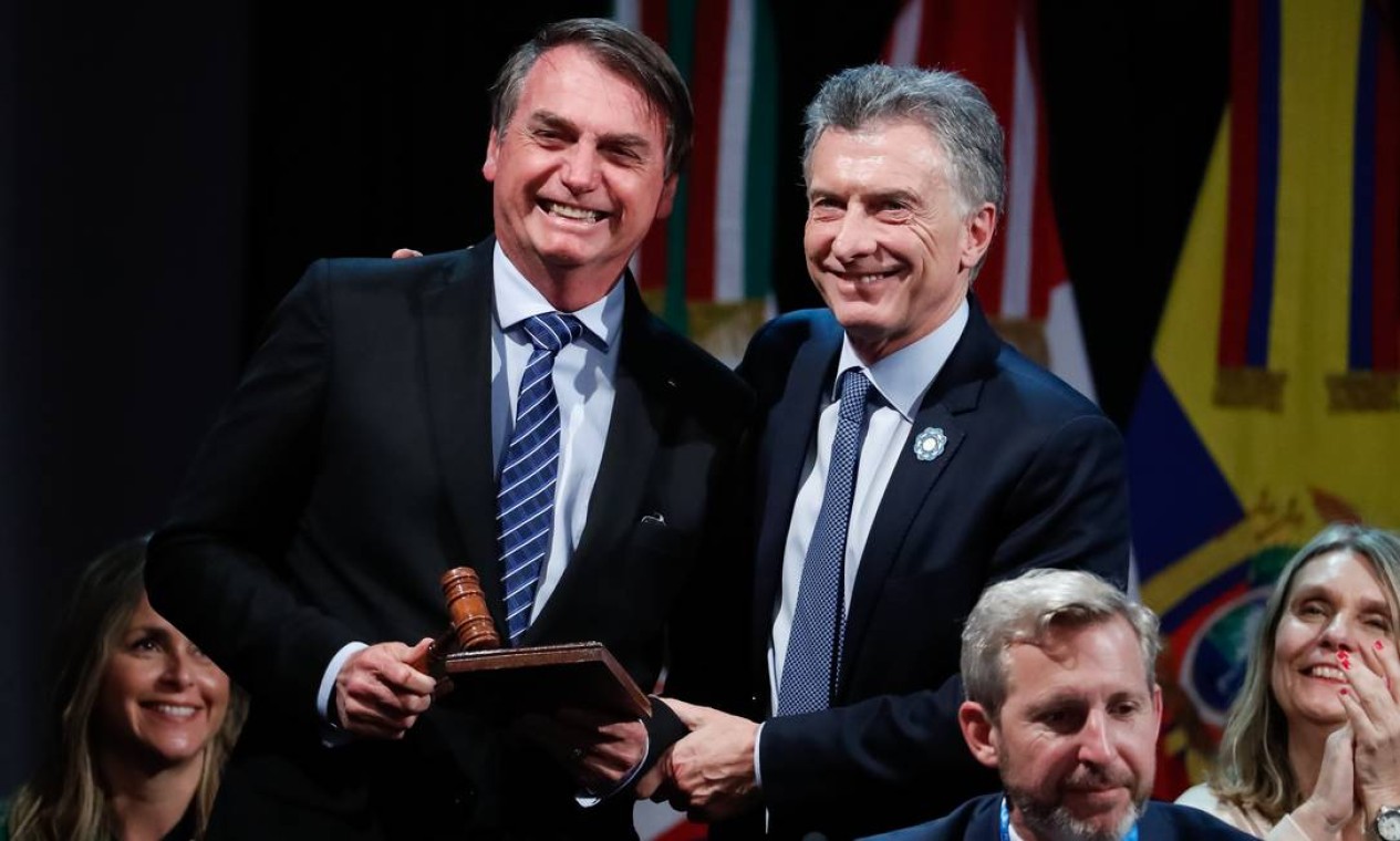 O presidente da Argentina, Maurício Macri, passa o posto de presidente pro tempore (cargo rotativo) do Mercosul a Jair Bolsonaro, durante 54ª Cúpula de Chefes de Estado do Mercosul Foto: Alan Santos / PR