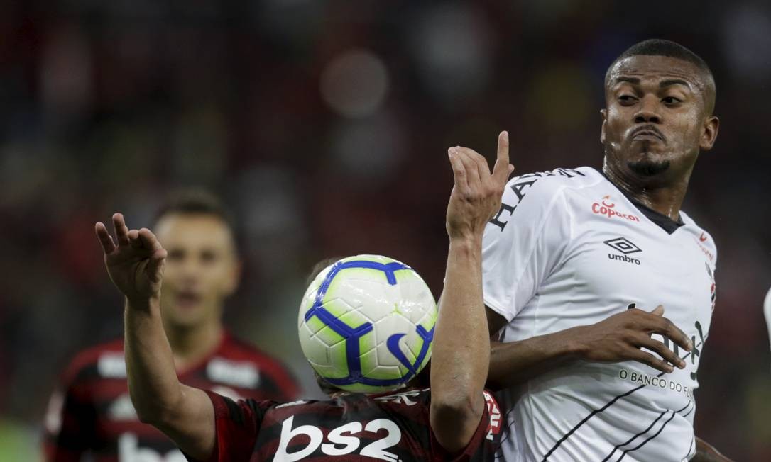 Marcelo Cirino, ex-jogador do Flamengo, disputa a bola com Everton Ribeiro Foto: MARCELO THEOBALD / Ag&ecirc;ncia O Globo