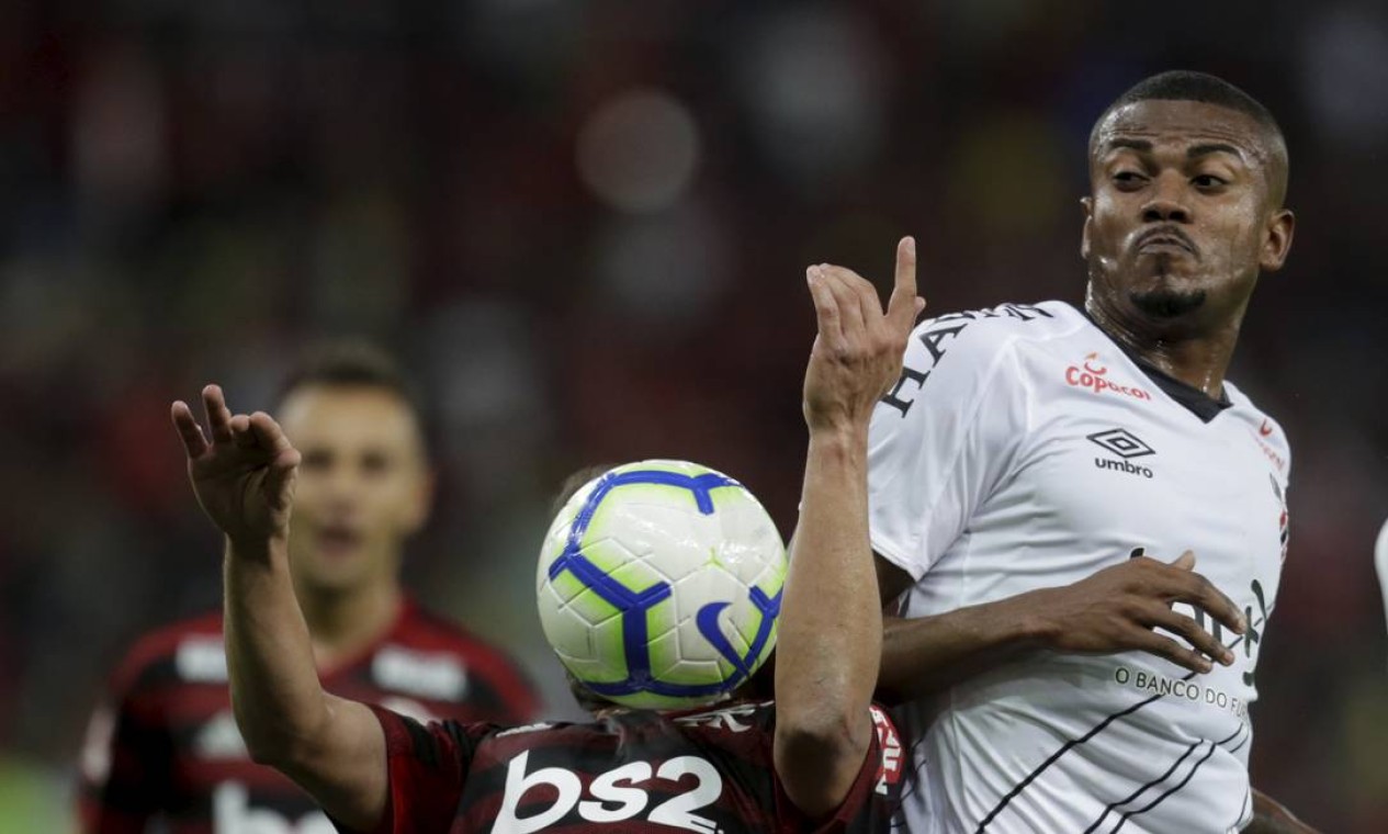 Marcelo Cirino, ex-jogador do Flamengo, disputa a bola com Everton Ribeiro Foto: MARCELO THEOBALD / Agência O Globo