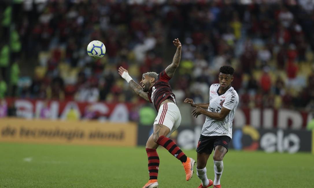 Marcelo Cirino, ex-jogador do Flamengo, disputa a bola com Everton Ribeiro Foto: MARCELO THEOBALD / MARCELO THEOBALD