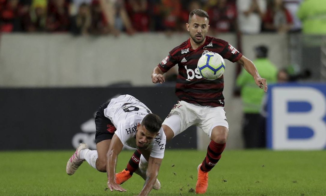 Everton Ribeiro recupera a bola para o Flamengo Foto: MARCELO THEOBALD / MARCELO THEOBALD