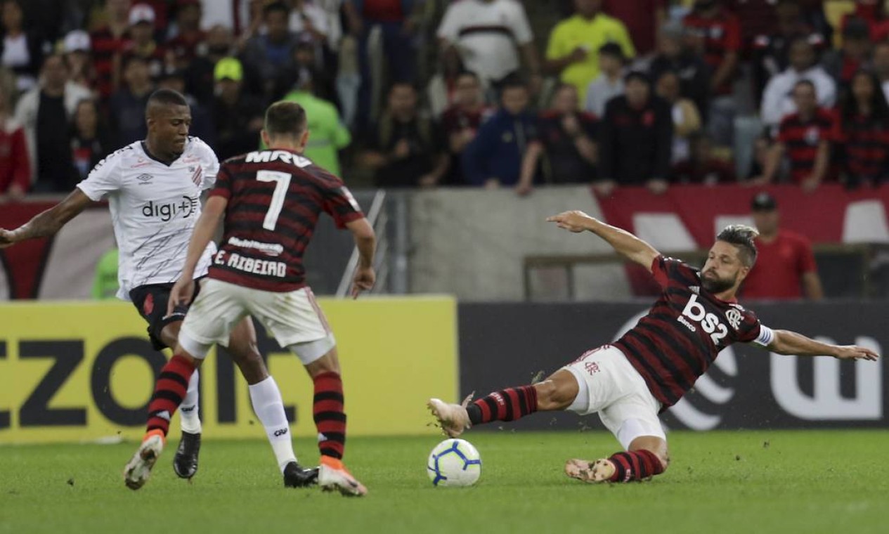 Diego e Everton Ribeiro tentam desarmar Cirino na partida pela Copa do Brasil Foto: MARCELO THEOBALD / MARCELO THEOBALD