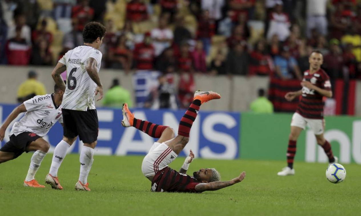Gabigol cai no gramado na partida pela Copa do Brasil Foto: MARCELO THEOBALD / MARCELO THEOBALD