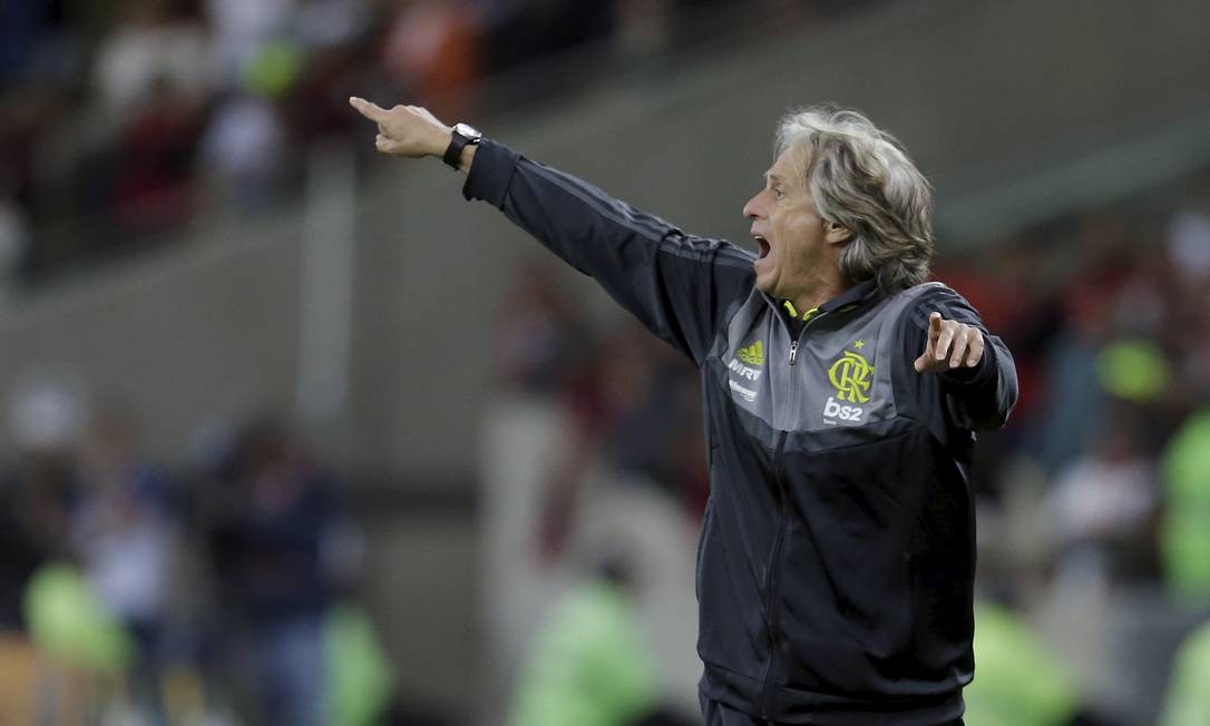Jorge Jesus orienta o Flamengo na partida contra o Athletico-PR Foto: MARCELO THEOBALD / Ag&ecirc;ncia O Globo