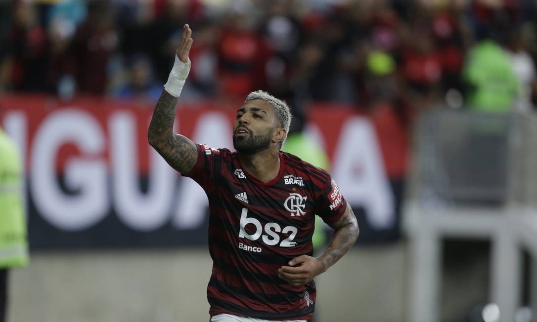 Gabigol festeja com a torcida o 18&ordm; gol na temporada Foto: MARCELO THEOBALD / MARCELO THEOBALD