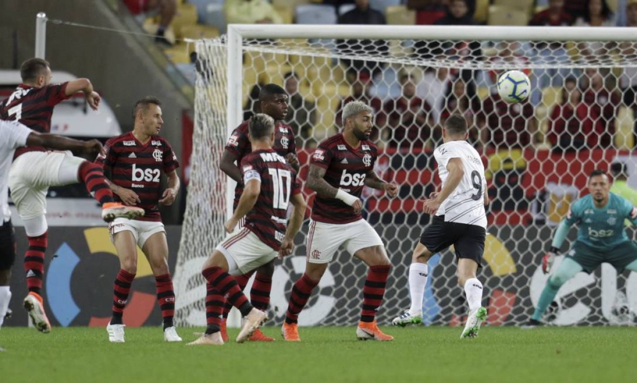 Goleiro Diego Alves, ao fundo, observa a jogada no ataque do Athletico-PR Foto: MARCELO THEOBALD / MARCELO THEOBALD