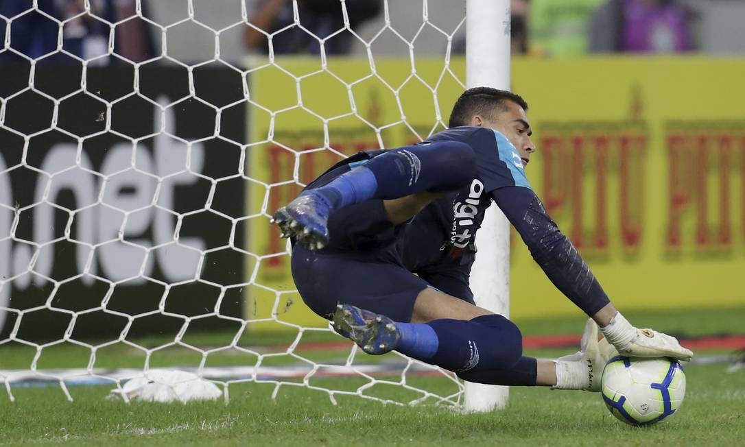 Santos pega a cobran&ccedil;a de Everton Ribeiro Foto: MARCELO THEOBALD / Ag&ecirc;ncia O Globo