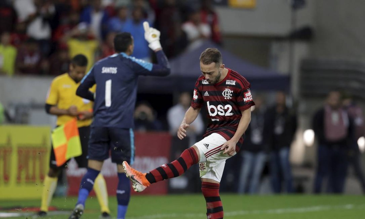A frustração de Everton Ribeiro ao perder o pênalti contra o Athletico-PR Foto: MARCELO THEOBALD / MARCELO THEOBALD