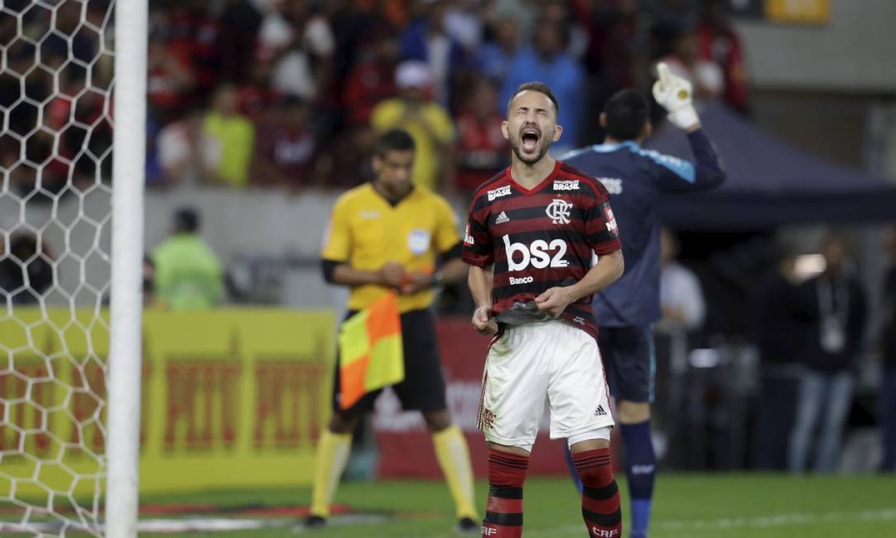 A frustração de Everton Ribeiro Foto: MARCELO THEOBALD