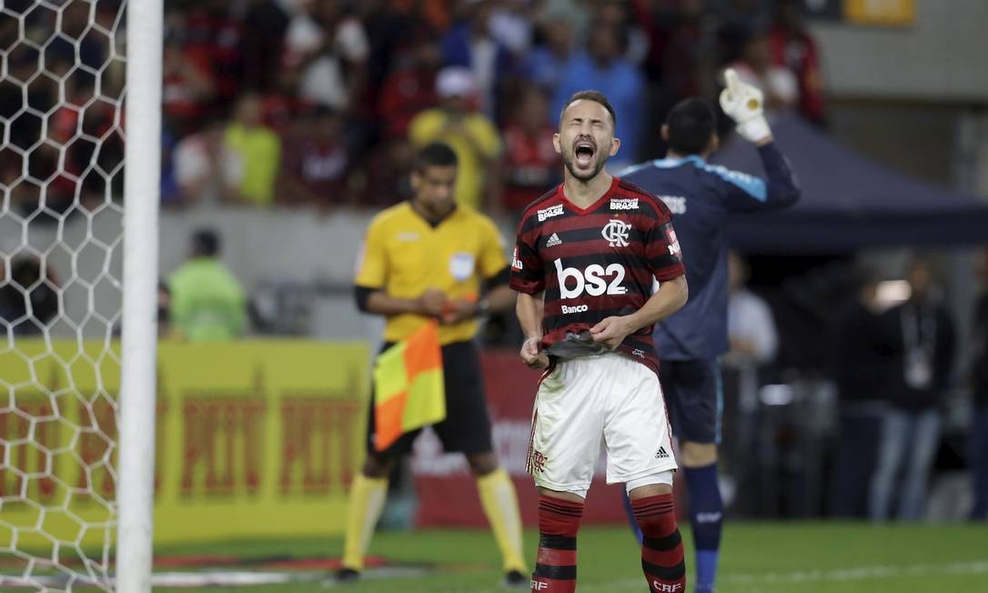 A frustra&ccedil;&atilde;o de Everton Ribeiro Foto: MARCELO THEOBALD / MARCELO THEOBALD