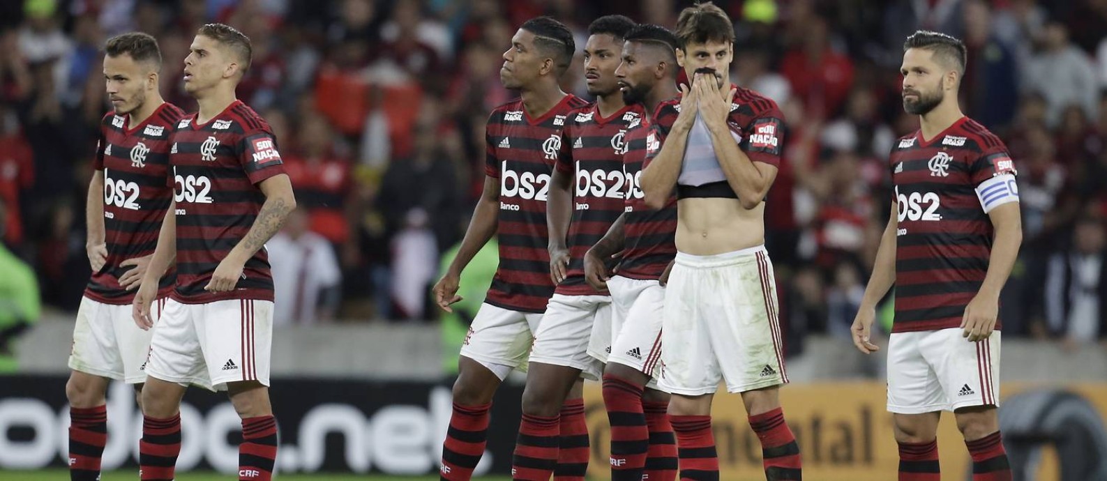 Jogadores do Flamengo pareciam não acreditar com a derrota nos pênaltis Foto: MARCELO THEOBALD / Agência O Globo