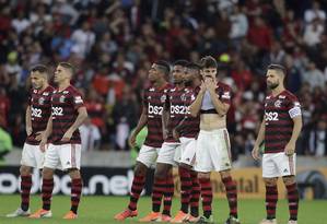 Jogadores do Flamengo pareciam não acreditar com a derrota nos pênaltis Foto: MARCELO THEOBALD / Agência O Globo