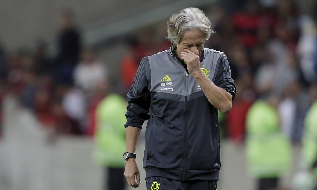 Jorge Jesus desolado com a eliminação do Flamengo Foto: MARCELO THEOBALD