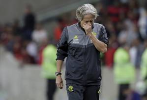 Jorge Jesus desolado com a eliminação do Flamengo Foto: MARCELO THEOBALD