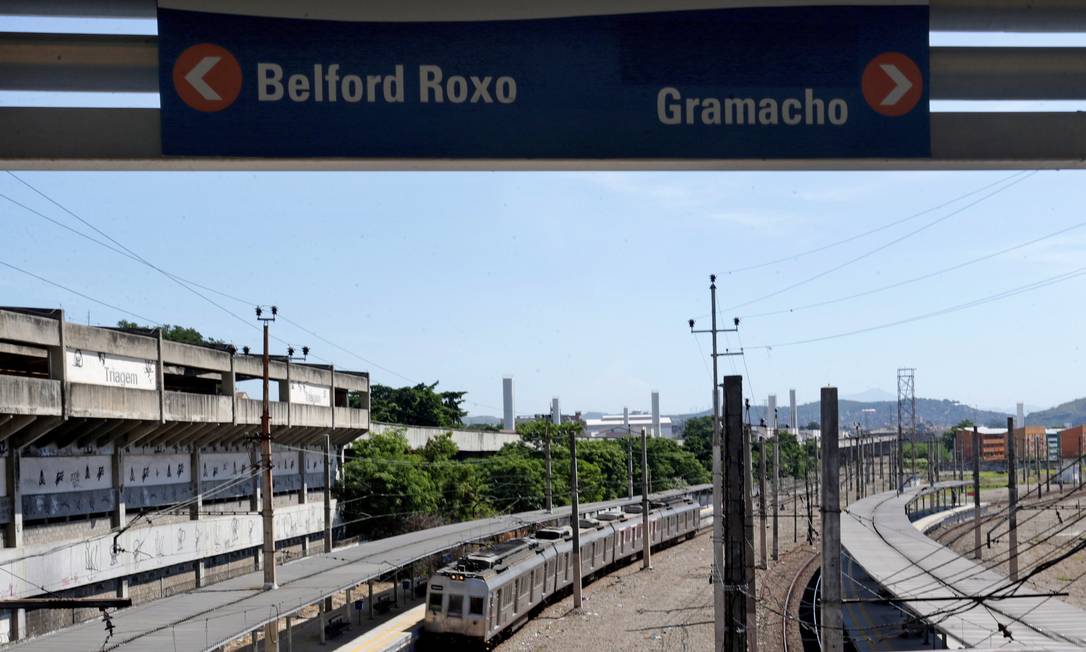 Passageiros enfrentam atrasos para embarcar nos trens no ramal Belford Roxo, na manhã desta segunda-feira Foto: Márcio Alves / Agência O Globo - 25/04/2016