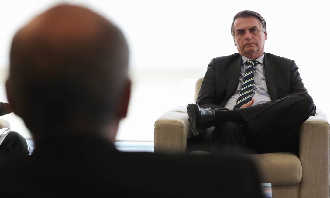 Presidente Jair Bolsonaro durante audincia com o ministro da Sade (Luiz Henrique Mandetta) e representantes do Conselho Federal de Medicina (CFM), em abril Foto: Marcos Corra / Agncia O Globo