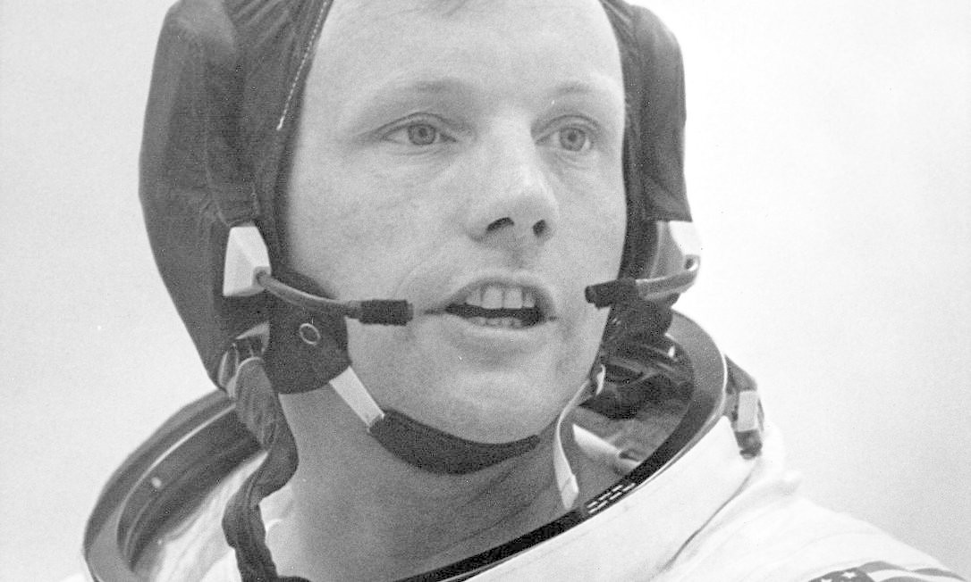Nesta foto da NASA tirada em 15 de julho de 1969, o comandante da Apollo 11, Neil Armstrong, se prepara para embarcar no veículo espacial Saturn V para o início de sua missão à Lua em 16 de julho de 1969 Foto: HO / AFP/NASA/HANDOUT