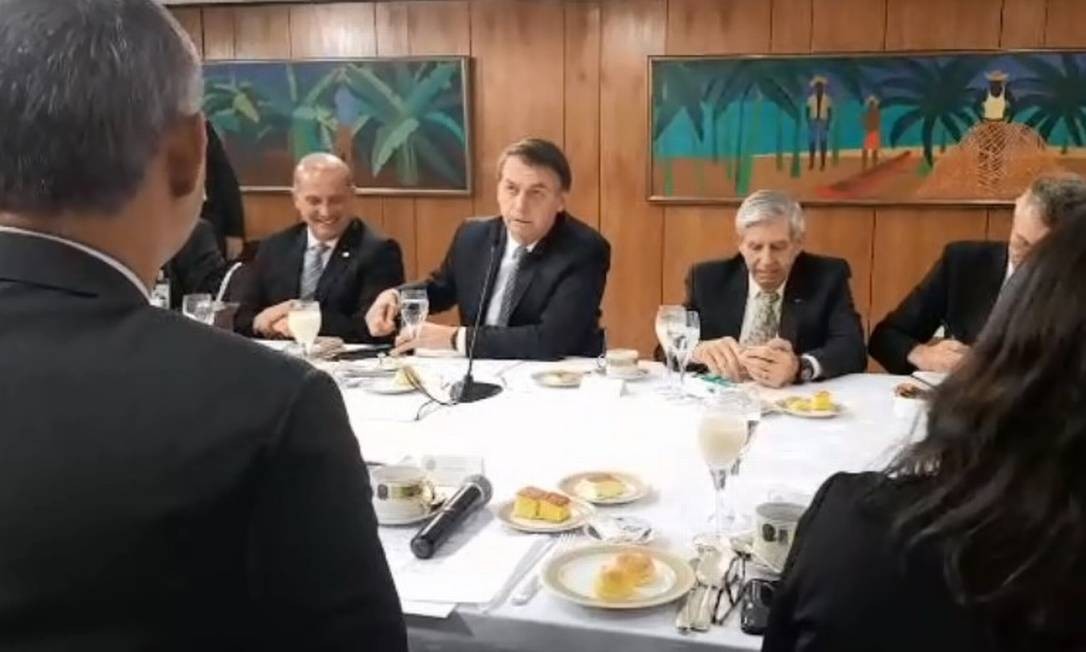 Presidente Jair Bolsonaro toma café da manhã com correspondentes de jornais estrangeiros, em Brasília Foto: Reprodução/Facebook