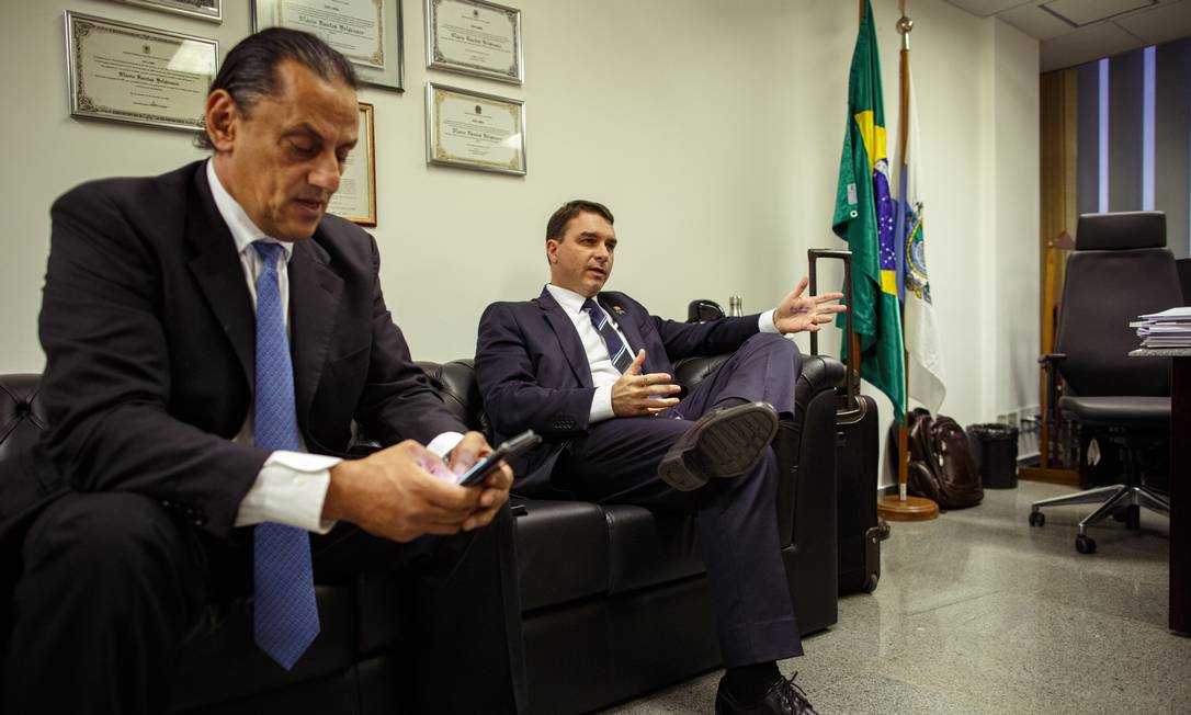 O advogado Fred Wassef junto com o senador Flávio Bolsonaro Foto: Daniel Marenco / Agência O Globo