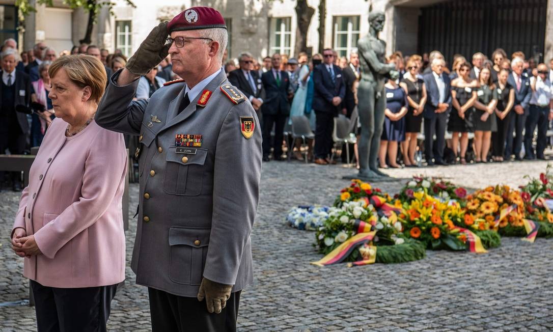 'Desobediência pode ser um dever', diz Angela Merkel em homenagem a militares que tentaram matar Hitler